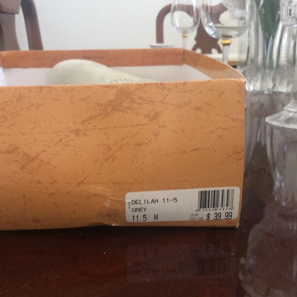 NWT Girl’s Light Grey Boots - Picture 2 of 3